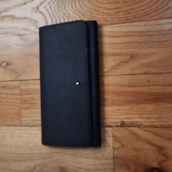 Universal Thread Target Wallet - Picture 1 of 3